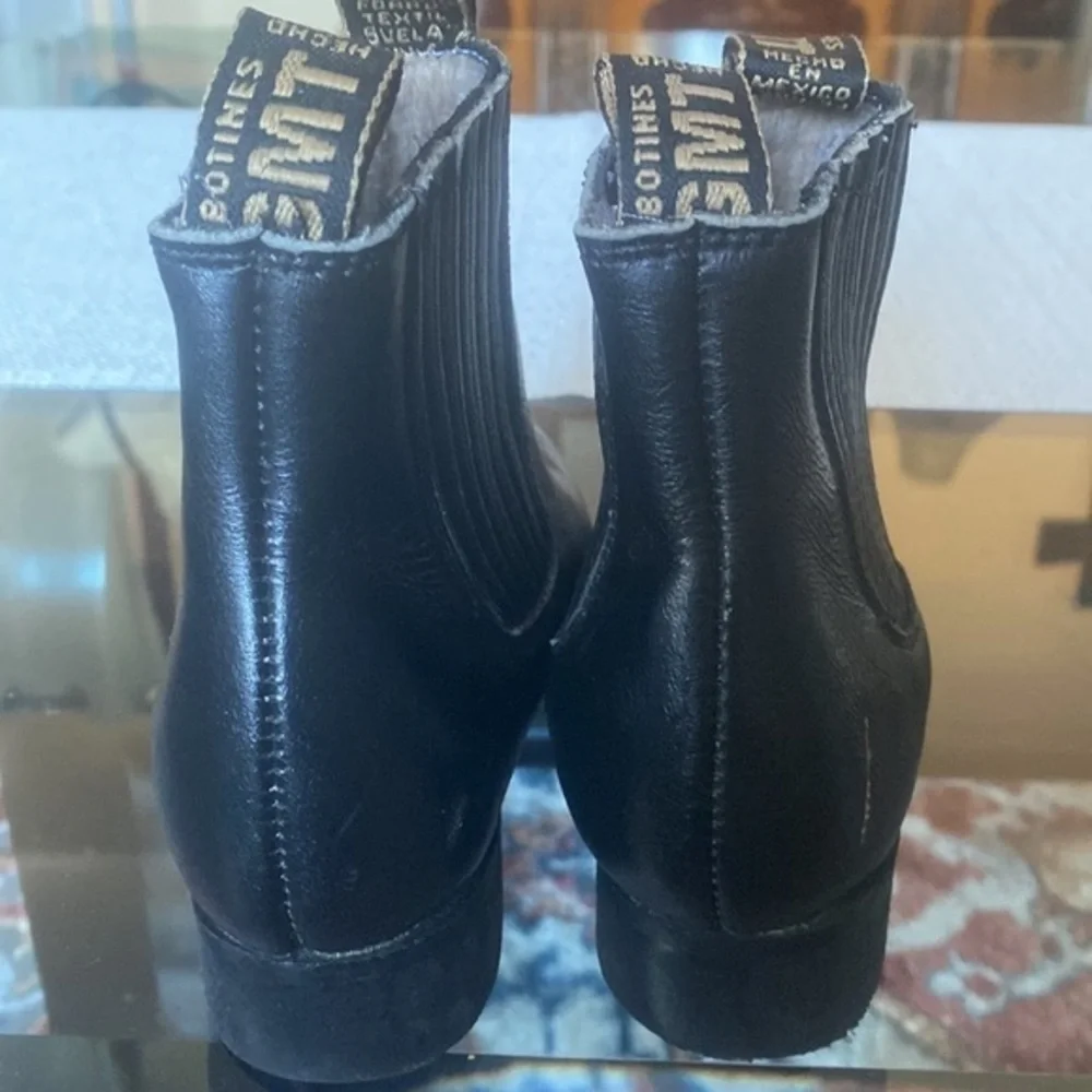 👧🏻🧒🏻 Kids boots in good condition made in Mexico size6,100% percent leather